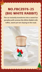 Detalle del frasco de perfume de coche navideño con tapón de madera y campana festiva