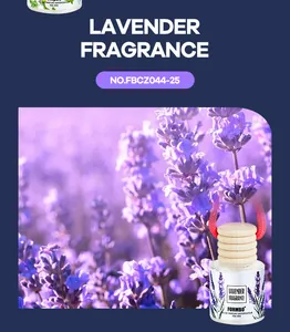 Pendentif parfum de voiture à la lavande FORMBO dans un décor de champ violet