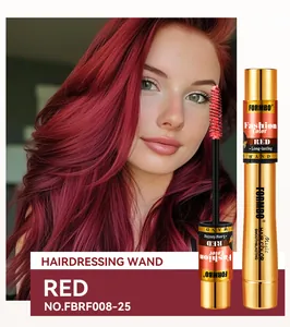 Bâton de coloration rouge FORMBO présenté par un modèle aux cheveux rouges assortis