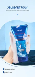 Vista detallada del limpiador facial de colágeno ADMD con espuma rica en la mano