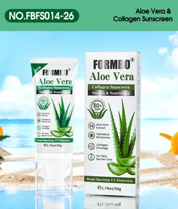 Détail du tube et de la boîte de crème solaire FORMBO Aloe Vera Collagen sur une plage ensoleillée