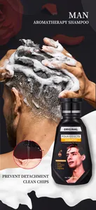 Dettaglio di un uomo che utilizza lo shampoo per aromaterapia per una pulizia profonda