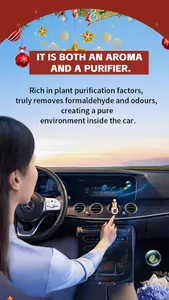 Detalle del ambientador y purificador de aire navideño para coche en el interior.