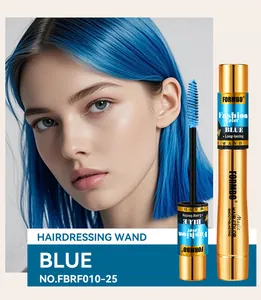 Détail du stick de coloration bleue FORMBO avec brosse et mannequin aux cheveux bleus.