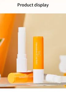 Détail du baume à lèvres hydratant VC petrolatum en tube blanc et orange