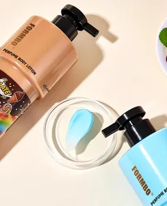 Nahaufnahme der FORMBO Parfüm-Bodylotion mit hellblauer, feuchtigkeitsspendender Textur