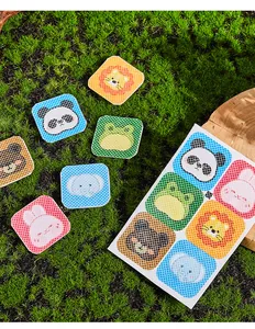Kleurrijke muggenwerende pleisters met dieren op een natuurlijke groene mosachtergrond