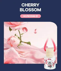 Vue détaillée du flacon de parfum suspendu FORMBO avec étiquette fleur de cerisier et cordon rose