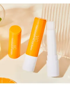 Détail du tube de baume à lèvres orange VC Petrolatum pour un soin hydratant intense.
