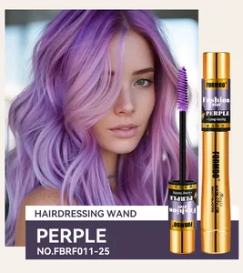 Bâton de coloration temporaire violet professionnel montrant les résultats sur modèle