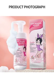 Dettaglio della bottiglia e della confezione di mousse depilatoria alla rosa