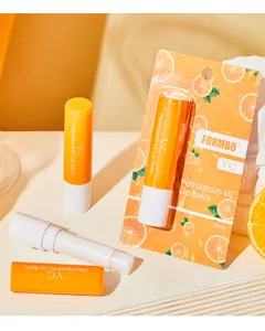 Gros plan sur l'emballage et les tubes de baume à lèvres FORMBO VC avec des tranches d'orange