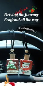 Detailansicht der FORMBO Weihnachts-Autolufterfrischer in einem Fahrzeuginnenraum.