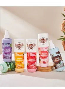 Nahaufnahme von FORMBO fruchtiger Bodylotion mit verschiedenen Düften