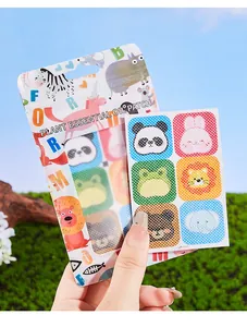 Gedetailleerd beeld van muggenwerende pleisters met cartoon dieren en essentiële olie
