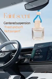Vue détaillée du diffuseur de voiture suspendu au rétroviseur intérieur