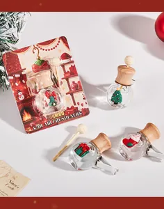 Detalle macro de ambientadores de coche de Navidad con dijes festivos en botellas