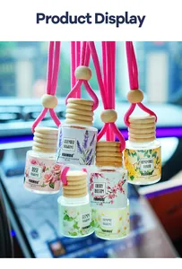 Collection de flacons de parfum pour voiture FORMBO aux senteurs florales dans une auto.