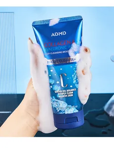 Primer plano del limpiador facial de colágeno con abundante espuma limpiadora blanca