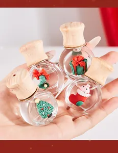 Vista detallada de pequeños frascos de cristal para perfume de coche con tema navideño