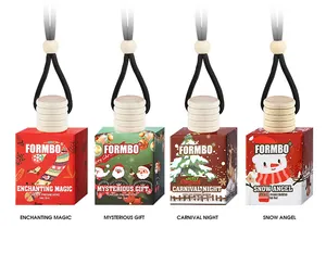 Kollektion von FORMBO Weihnachts-Auto-Erfrischern mit festlichen Flaschendesigns.