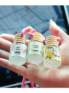Vue détaillée de trois flacons de parfum pour voiture de 8 ml aux senteurs de fleurs