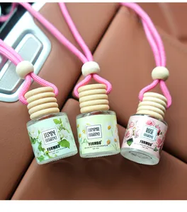 Lot de trois flacons d'aromathérapie FORMBO pour voiture, parfums jasmin, camomille et rose.