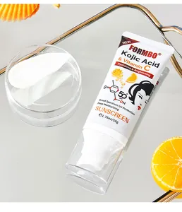Gros plan du tube de crème solaire FORMBO à l'acide kojique et à la vitamine C, texture.