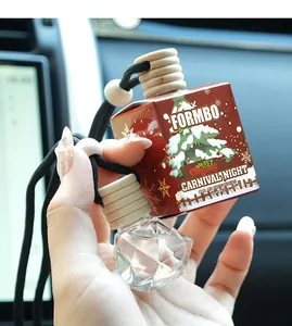 Nahaufnahme von Weihnachts-Auto-Lufterfrischer mit festlicher roter Verpackung
