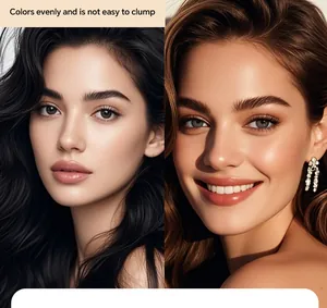 Nahaufnahme des natürlichen Haarlinienpuders bei zwei dunkelhaarigen Models.