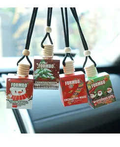 Nahaufnahme von weihnachtlichen Lufterfrischern für das Auto im Fahrzeuginnenraum.