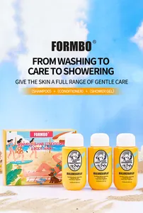 Vista dettagliata del set da viaggio FORMBO shampoo, balsamo e bagnoschiuma sulla sabbia