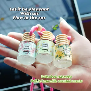 Lot de trois flacons de parfum pour voiture FORMBO aux senteurs florales et bouchons bois