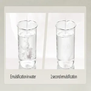 Gedetailleerde demonstratie van reinigingsolie die direct emulgeert in waterbekers