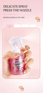 Détail du vaporisateur de parfum pour cheveux FORMBO rose tenu à la main en action.