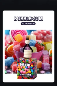Vue détaillée du désodorisant voiture FORMBO au chewing-gum avec fond de bonbons colorés.