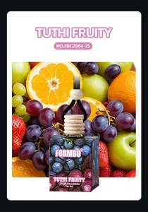 Gros plan du désodorisant de voiture FORMBO suspendu sur un fond de fruits très colorés