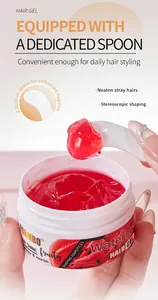 Detailopname van de textuur van watermeloen haargel met een speciale handige stylinglepel erbij