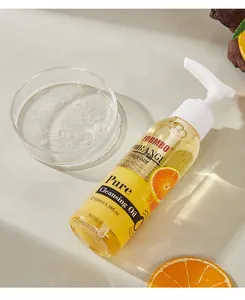 Close-up van FORMBO Orange Cleansing Oil fles met olietextuur in een petrischaal