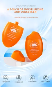 Gros plan de flacons de spray solaire orange avec indice SPF50+ et icônes de fonctions