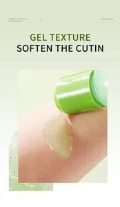 Detalle de cerca de la textura del gel exfoliante transparente en la piel del cuerpo