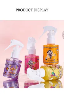 Gros plan de flacons de parfum FORMBO pour cheveux et corps aux couleurs vives.