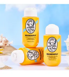 Dettaglio del set da viaggio FORMBO con shampoo e bagnoschiuma sulla sabbia dorata