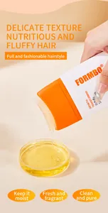 Voedende FORMBO shampoo vloeistof gegoten uit een borstelapplicator in een glazen petrischaal