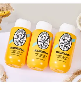 Set da viaggio FORMBO con shampoo, balsamo e bagnoschiuma esposto sulla sabbia.
