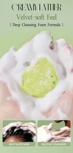 Primer plano de la espuma cremosa de una barra de jabón artesanal 2 en 1 de limpieza profunda