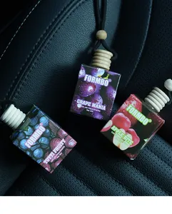 Gros plan sur les désodorisants FORMBO pour voiture, parfums raisin, pomme et fruits