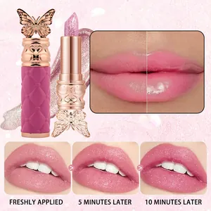 Vista detallada del lápiz labial mariposa que cambia de color con degradado rosa en labios