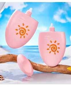 Deux flacons de lotion solaire rose FORMBO avec SPF 50 PA+++ sur fond de sable fin