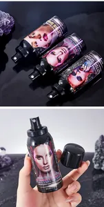 Detailansicht der glitzernden Körpersprayflasche für schimmernde festliche Make-up-Effekte
